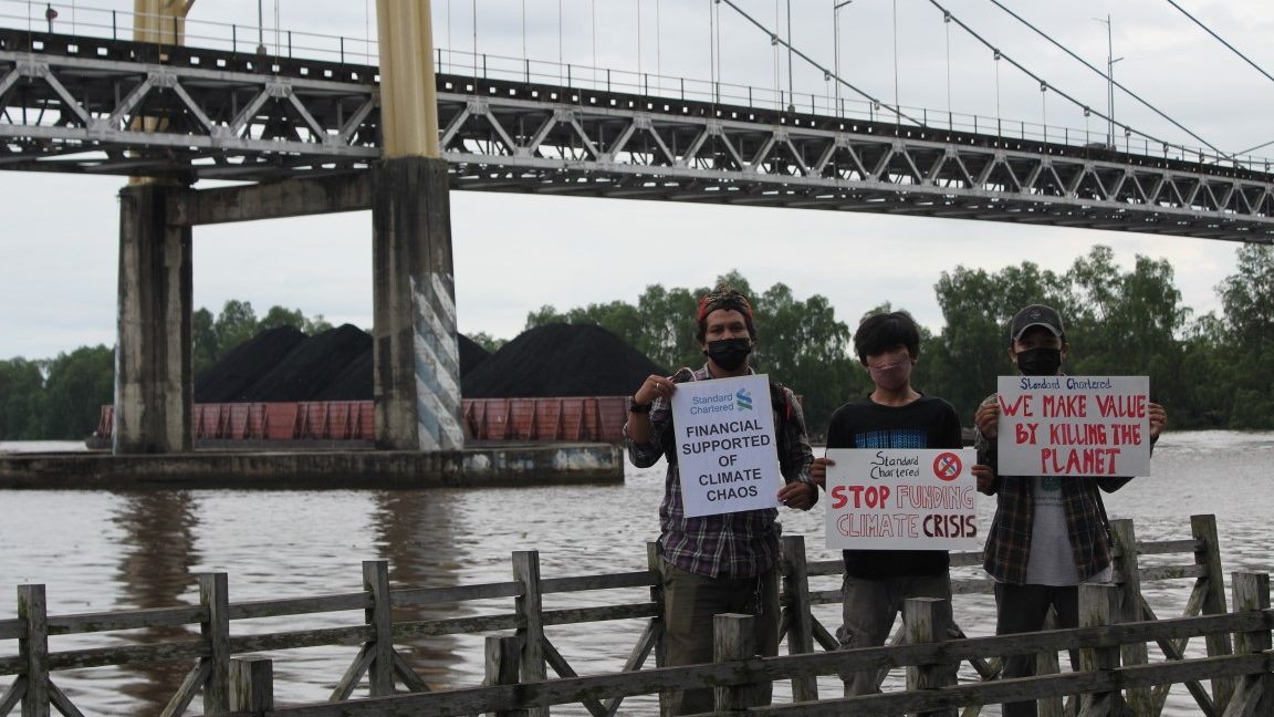 Aktivis dan Pemuda Melakukan Aksi Damai Mendesak Standard Chartered Menghentikan Pendanaan ke Adaro