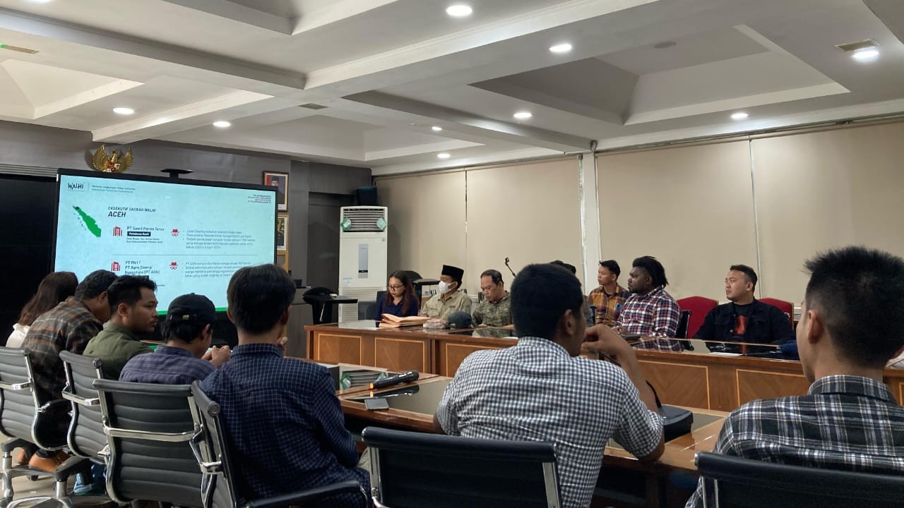 Read more about the article Walhi Kalsel Laporkan Empat Perusahaan Industri Ekstraktif Ke Kejaksaan Agung RI