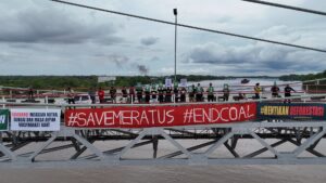 Read more about the article WALHI Kalsel dan WALHI Kalteng Gelar Aksi Peringatan Hari Lingkungan Hidup di Jembatan Barito, Serukan Hentikan Deforestasi akibat Tambang Batubara