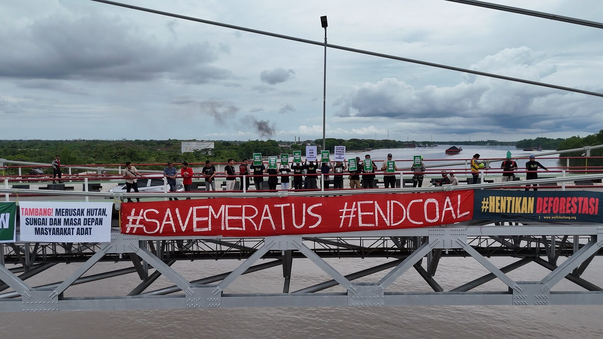 Read more about the article WALHI Kalsel dan WALHI Kalteng Gelar Aksi Peringatan Hari Lingkungan Hidup di Jembatan Barito, Serukan Hentikan Deforestasi akibat Tambang Batubara